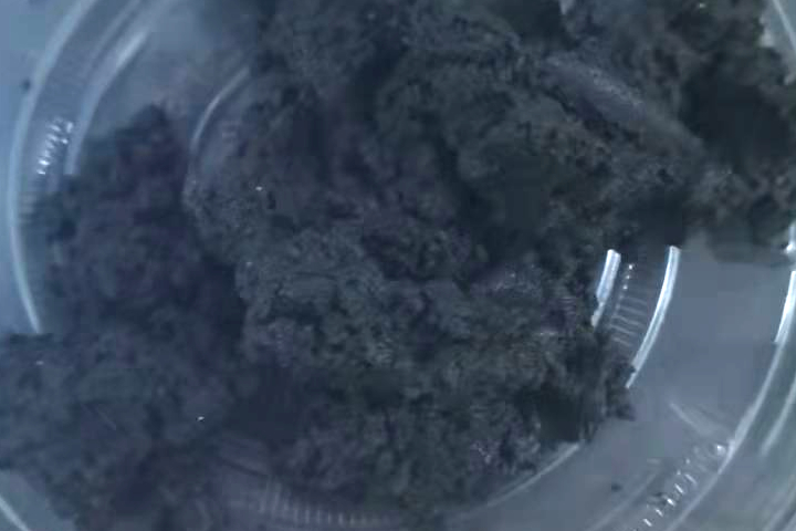 污泥烘干機系統(tǒng)適合于粘性較大的各種污泥干燥，可將含水85％左右的濕污泥脫水到50%左右再烘干成為含水10％以下的干粉