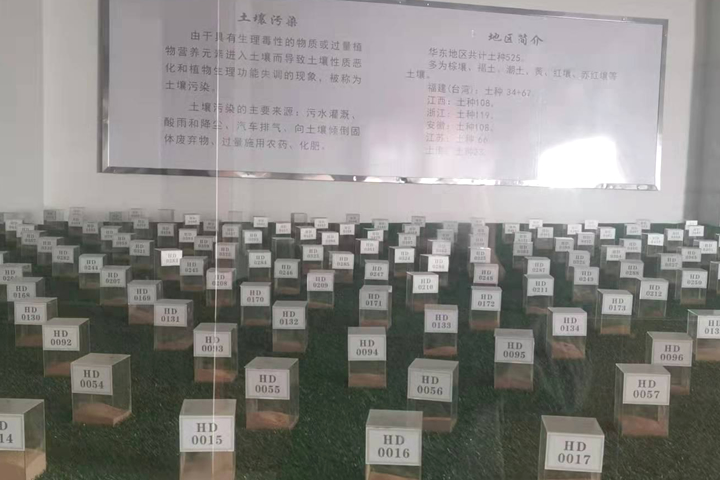 來自礦產(chǎn)開發(fā)、洗選加工過程中產(chǎn)生的大量粘土、泥土礦沙由于持水性高、粘度大、易抱團(tuán)結(jié)塊給后續(xù)物料磨粉、焙燒等工序造成不良影響，烘干機(jī)廠家鄭州東鼎干燥針對此類物料干燥及應(yīng)用特