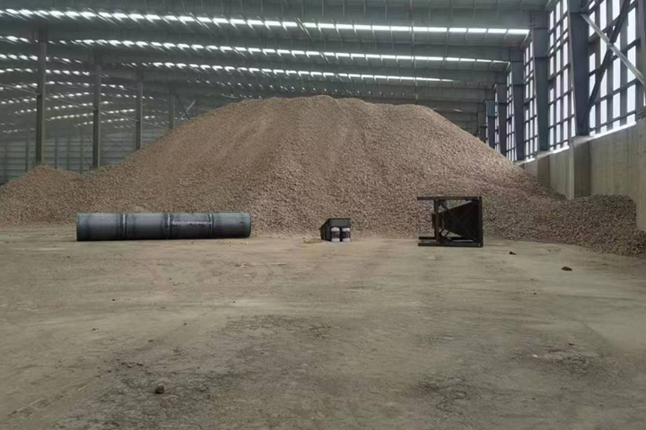 礦石烘干機是東鼎干燥針對冶金建材行業(yè)推出的專用烘干設備，具有產(chǎn)能大、耐磨損、熱能消耗低、自動化程度高的特點。