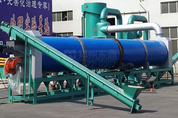 雞糞烘干機(jī)是一種專門用于處理禽畜糞便（如雞糞、牛糞、豬糞等）的干燥設(shè)備，通過脫水、高溫?zé)犸L(fēng)烘干、消毒滅菌、除臭等工序，將高含水量的糞便轉(zhuǎn)化為低含水量的有機(jī)肥料或飼料，實(shí)現(xiàn)了畜禽糞便的快速高效利用。