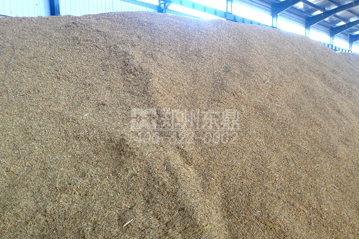 在家具制造行業(yè)生產(chǎn)過程中會(huì)產(chǎn)生大量的鋸末、刨花，這些木質(zhì)物料是加工優(yōu)質(zhì)生物質(zhì)顆粒的好原料，但由于水分過高直接壓制顆粒會(huì)影響顆粒品質(zhì)，為了控制鋸末的含水率，我司開發(fā)成套鋸