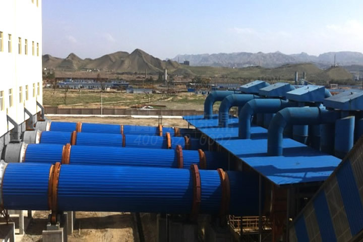 東鼎礦渣烘干機生產(chǎn)線可用于烘干水渣鋼渣、粉煤灰、電石渣、脫硫石膏、粘土、河沙、石英沙等礦渣物料。該系統(tǒng)采用新型三層烘干工藝，全套烘干設備設計合理，制作精良，性能穩(wěn)