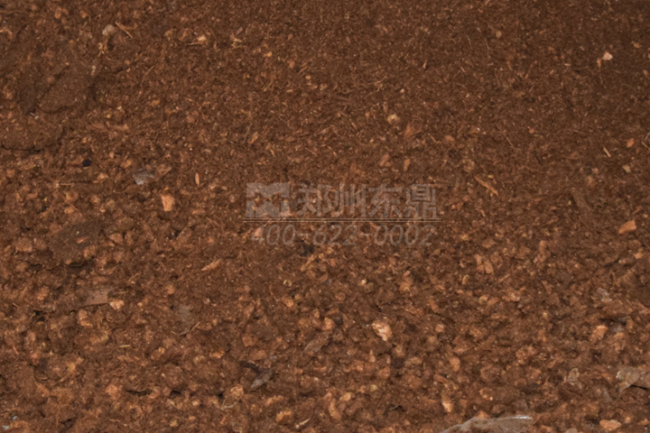 菌菇渣烘干機(jī)通過(guò)熱能轉(zhuǎn)換快速將菌渣中的多余水分脫除，改善了菌渣的儲(chǔ)裝運(yùn)特性。