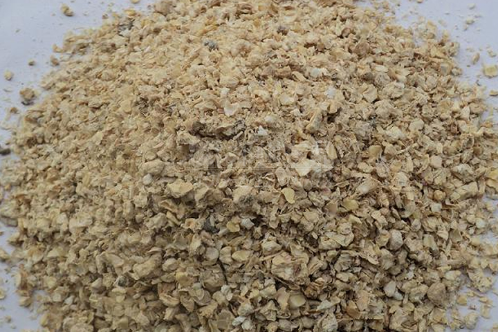 菌菇渣烘干機(jī)通過(guò)熱能轉(zhuǎn)換快速將菌渣中的多余水分脫除，改善了菌渣的儲(chǔ)裝運(yùn)特性。